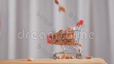 超市里装满杏仁的购物车。杏仁落入超市购物车。